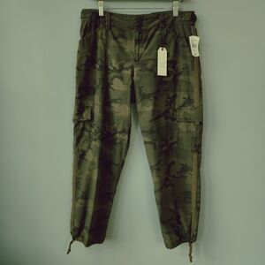 SANCTUARY Camo Cargo Toggle ankle pants Green / Black Size 30 waist.